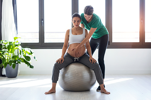 Gymnastikball zur Unterstützung in der Schwangerschaft