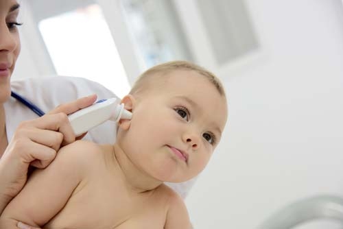 Das Ohrfieberthermometer ist ideal zur Temperaturmessung bei Babys und Kleinkindern