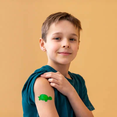 Hartknäckiges Pflaster am Arm eines Jungen, das mit Wundbenzin gereinigt werden kann