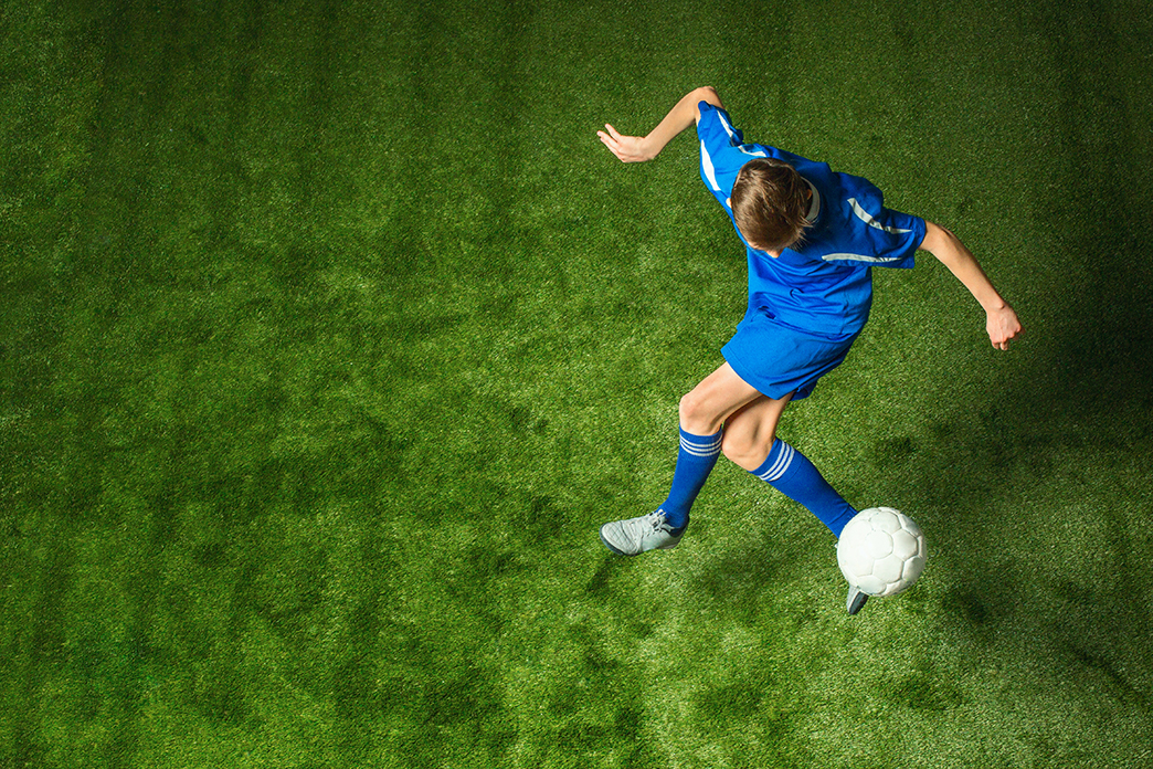 Bestens vorbereitet auf den Fußball-Sommer: Sportler-Equipment zum Verarzten & Auskurieren von Blessuren & Verletzungen