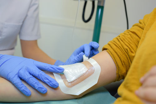 Erste Hilfe Wundversorgung mit Pflaster aus dem Erste Hilfe Schrank