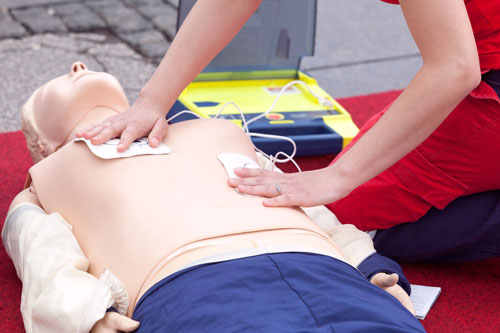 Defibrillator Übung an einem Dummy Defibrillator Übung an einem Dummy