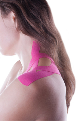 Kinesiologie tapes Pink in anwendung bei einer Frau auf dem Rücken