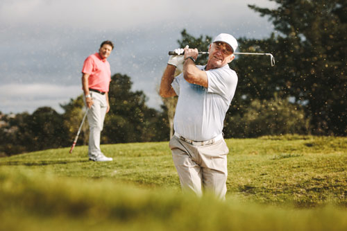 Ellenbogenbandage beim Golfen tragen