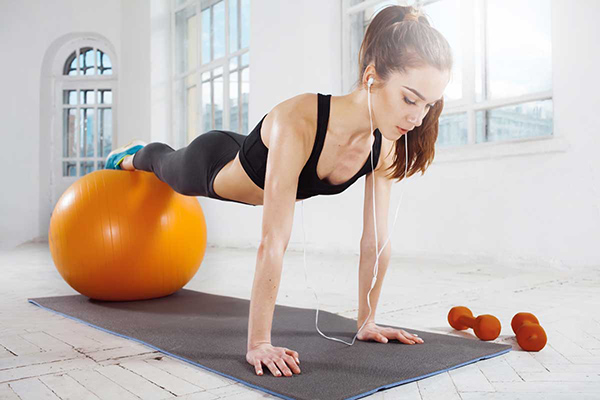 Diese Gymnastikball-Übung erhöht den Trainingseffekt der Liegestütze