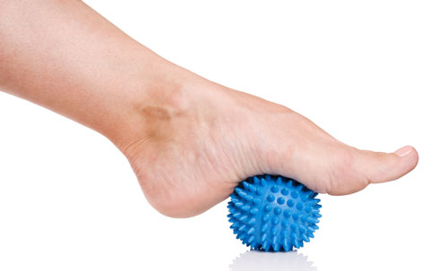 Einfache Fußmassage durch ein Massagegerät Einfache Fußmassage durch das Massagegerät