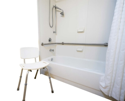 Ein Duschstuhl bietet Senioren Sicherheit in der Dusche