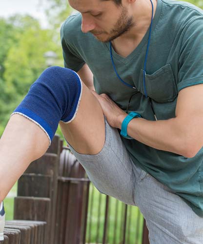 Wegen einer Sportverletzung musste sich ein Mann eine Kniebandage kaufen