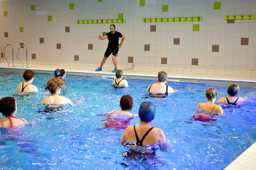 Wassergymnastik gehört zu den häufig empfohlenen Sportarten für Lipödem-Patientinnen Wassergymnastik