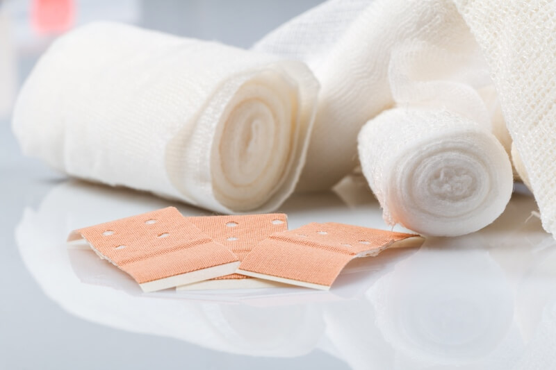 Verbandsmaterial Pflaster und Verbandsrolle