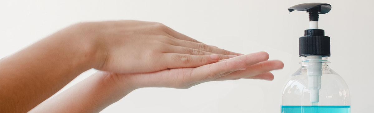Hände mit Isopropanol desinfizieren