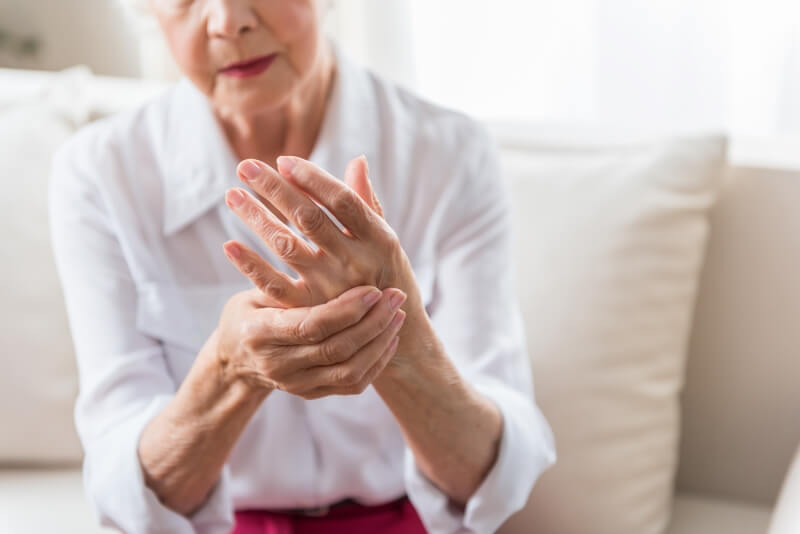 Eine Frau hat Schmerzen Sie benötigt eine Handbandage