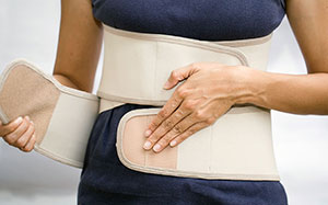 Eine Frau hat eine Rückenbandage gekauft – für die Haltungskorrektur