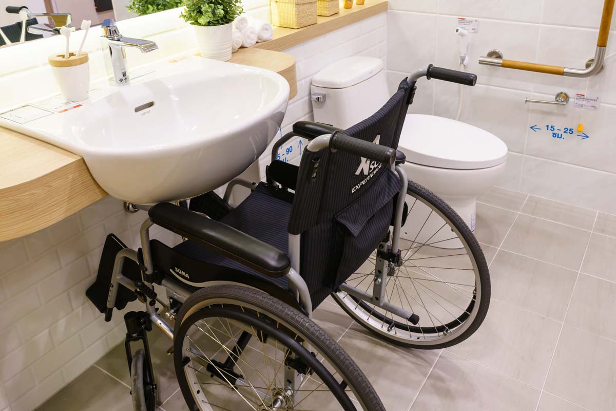 Genug Freiraum unter dem Waschbecken für einen Rollstuhl