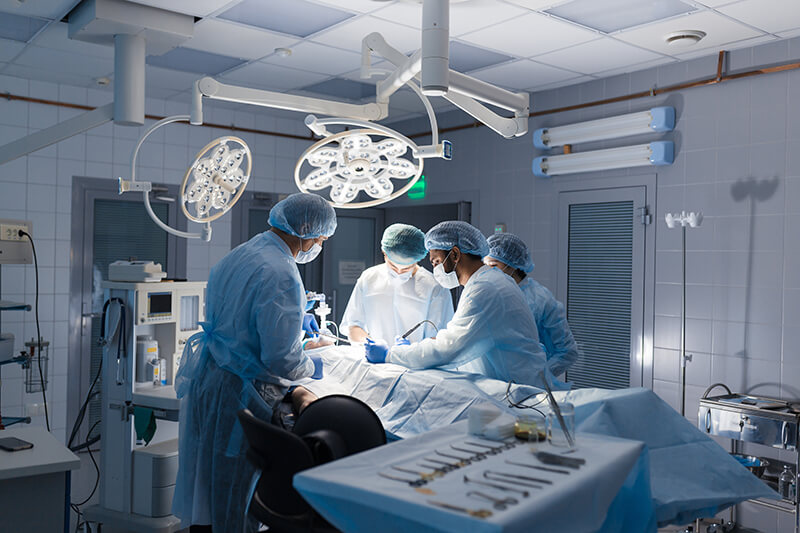 Mediziner während einer Operation – sie nutzen schülke gigasept® zur Instrumentendesinfektion