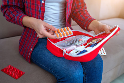 Erste Hilfe Tasche zuhause geöffnet