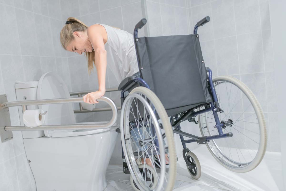 Rollstuhlfahrer in jedem Alter benötigen an ihre Bedürfnisse angepasste Toiletten